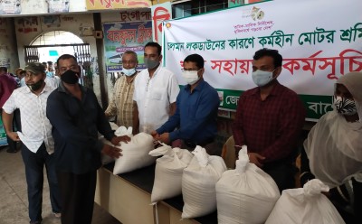 বাগেরহাটে কর্মহীন মোটর শ্রমিকদের মাঝে খাদ্য সামগ্রি বিতরণ